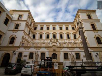 E davanti a noi ecco la maestososa facciata principale del Palazzo, la cui vista � per� �sporcata� sia dalla presenza di molte automobili parcheggiate, che dai lavori di restauro che stanno interessando il fabbricato da alcuni mesi a questa parte